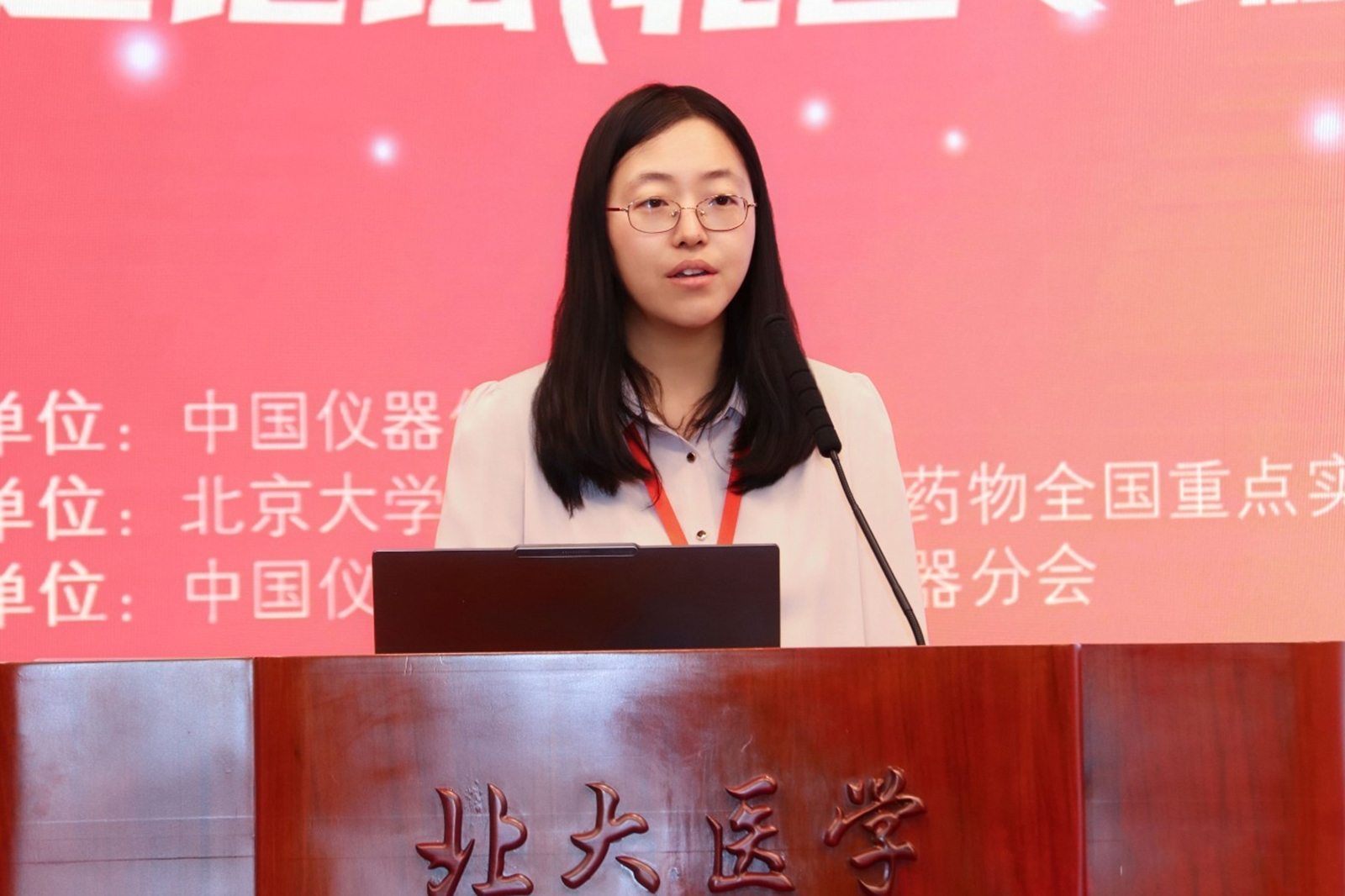 王静.jpg 王静.jpg